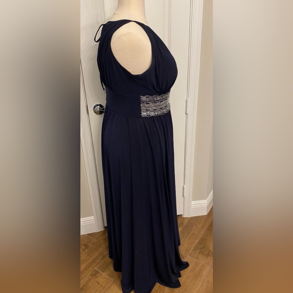 Plus Dress - Picture 4 of 8